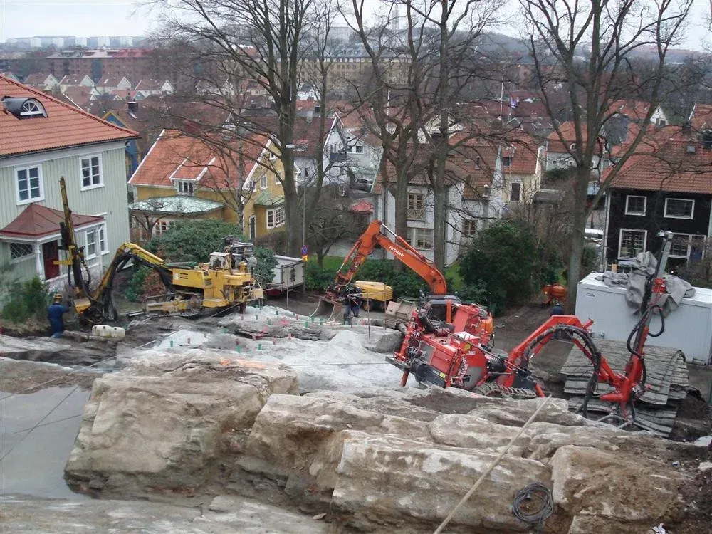 Maskiner på arbetsplats i bostadsområde