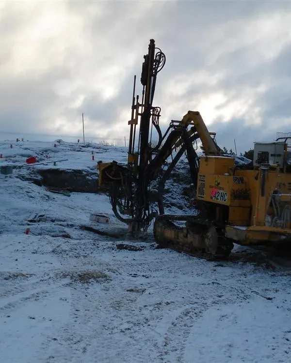 Borrigg på snötäckt berg