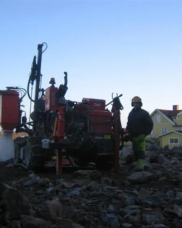 Borrigg i arbete, arbetare i förgrunden